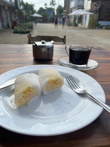 Cuscuz servido com café na Padaria e Confeitaria Davila